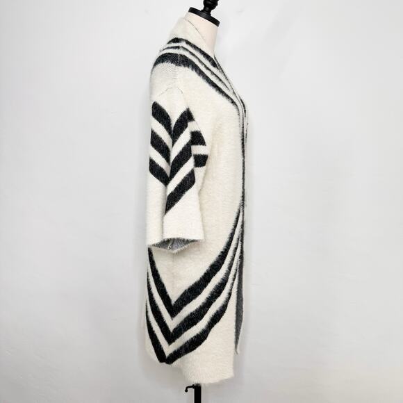 Sleeping on Snow Mod Chevron Kimono Sweater Cream Black Boho Open Front Size OS - Picture 4 of 10